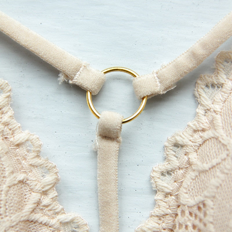 Anneau décoratif d'un bustier beige pour femme