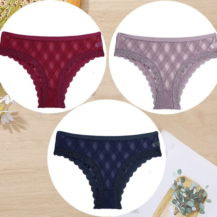 Lot de trois culotte en dentelle rouge, mauve et bleu