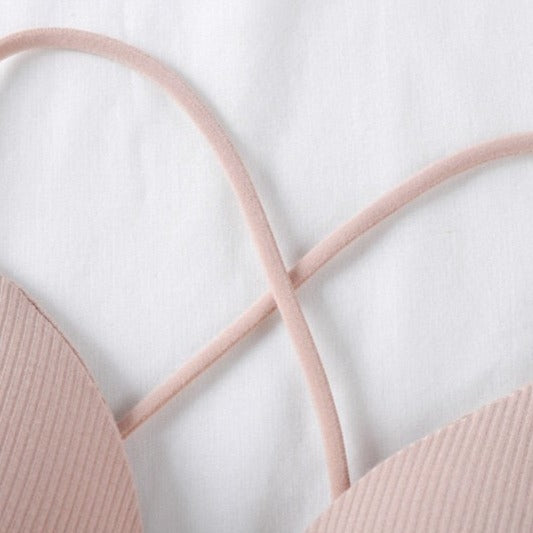 Bretelles croisées d'un soutien-gorge rose sans armature