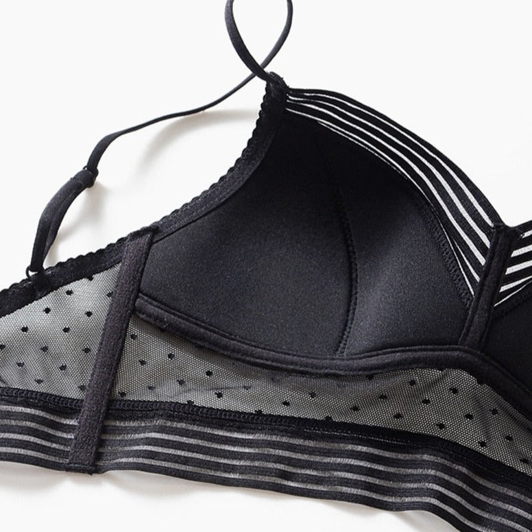 Bonnet d'une bralette noire pour femme