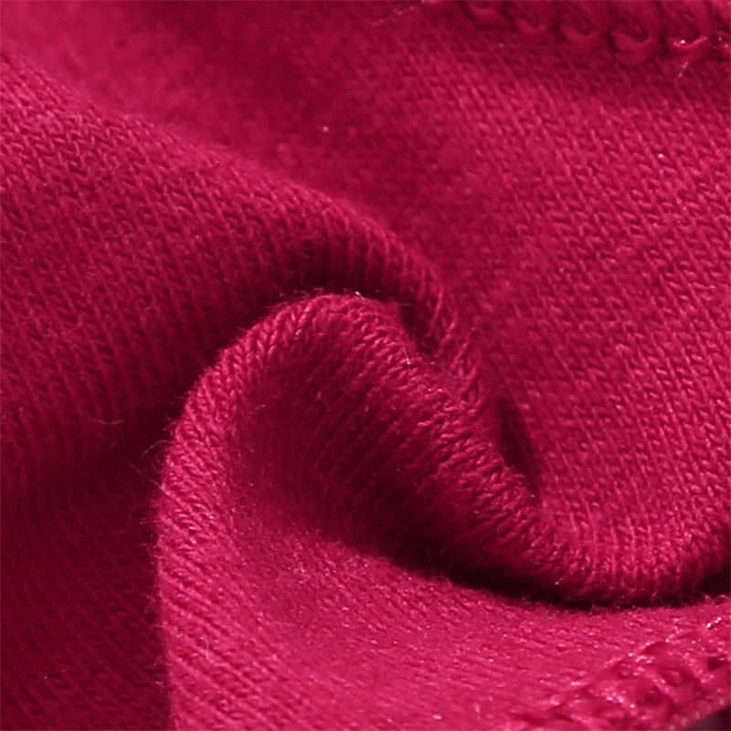 Tissu rouge d'un string pour femme