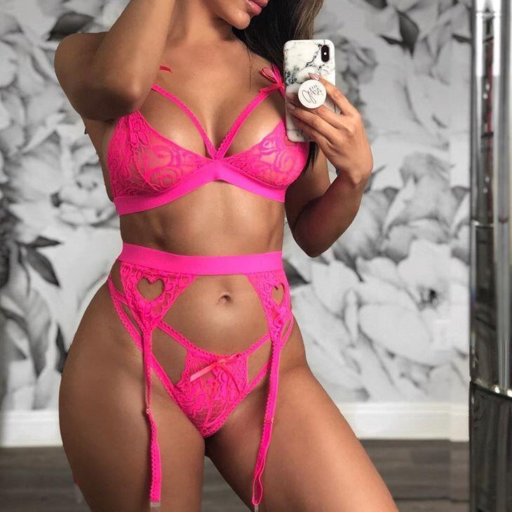 Ensemble de lingerie érotique dentelle et jarretelles avec petits coeurs