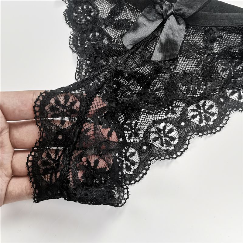 Dentelle noire d'un tanga pour femme
