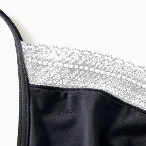 Dentelle blanche d'un soutien-gorge satin noir sans armature