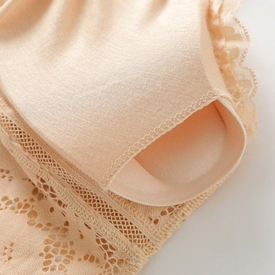 Coque d'une bralette en dentelle beige pour femme
