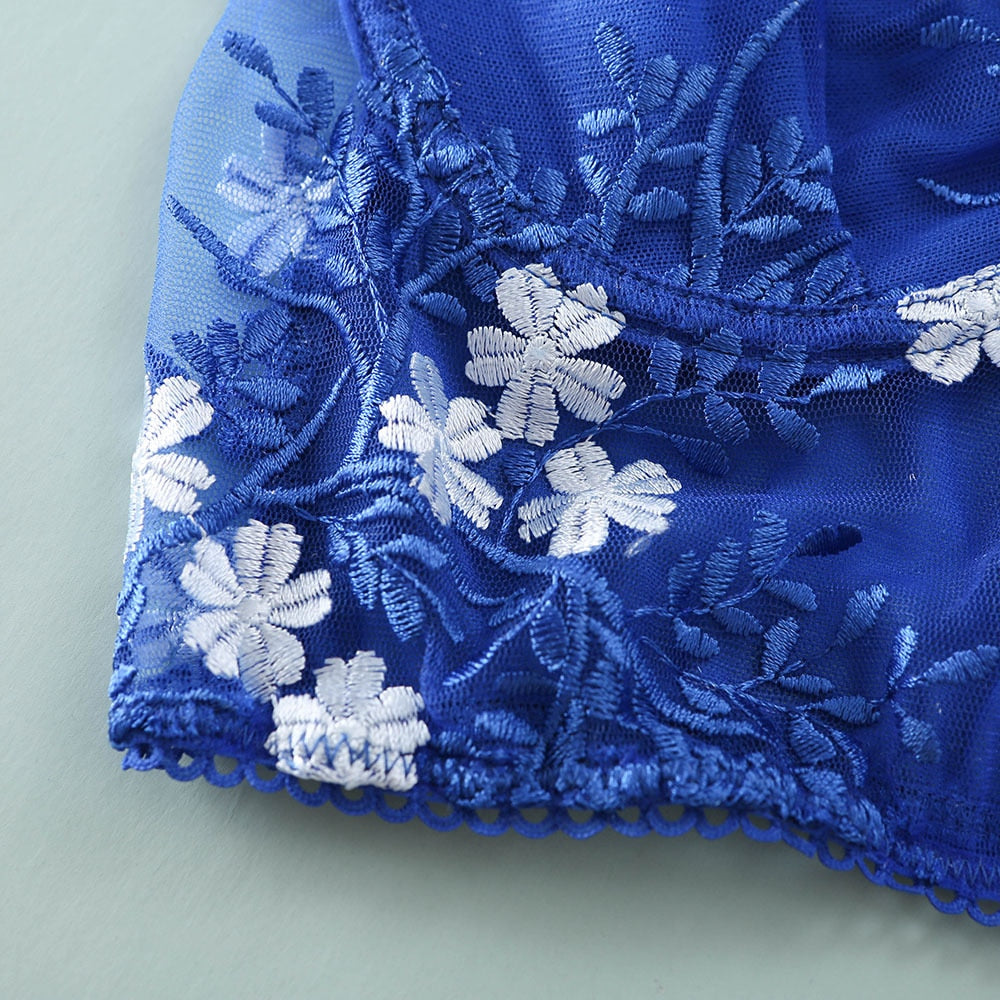 Dentelle bleue à fleurs blanches d'un ensemble floral bustier et string