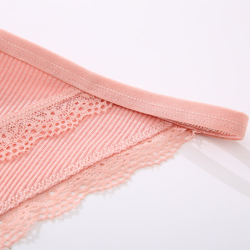 Élastique d'une culotte rose en coton pour femme