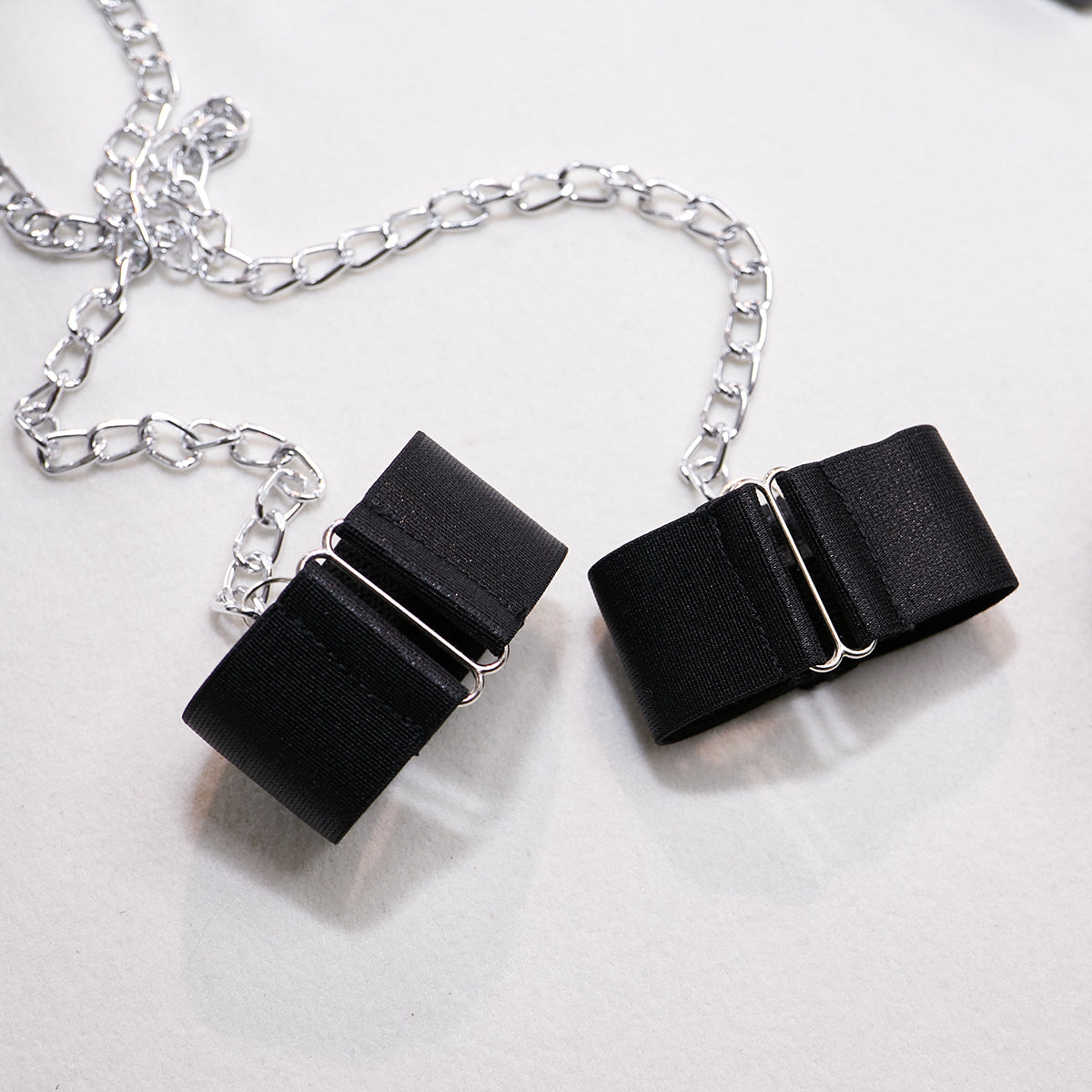 Ensemble érotique chaînes et porte-jarretelles
