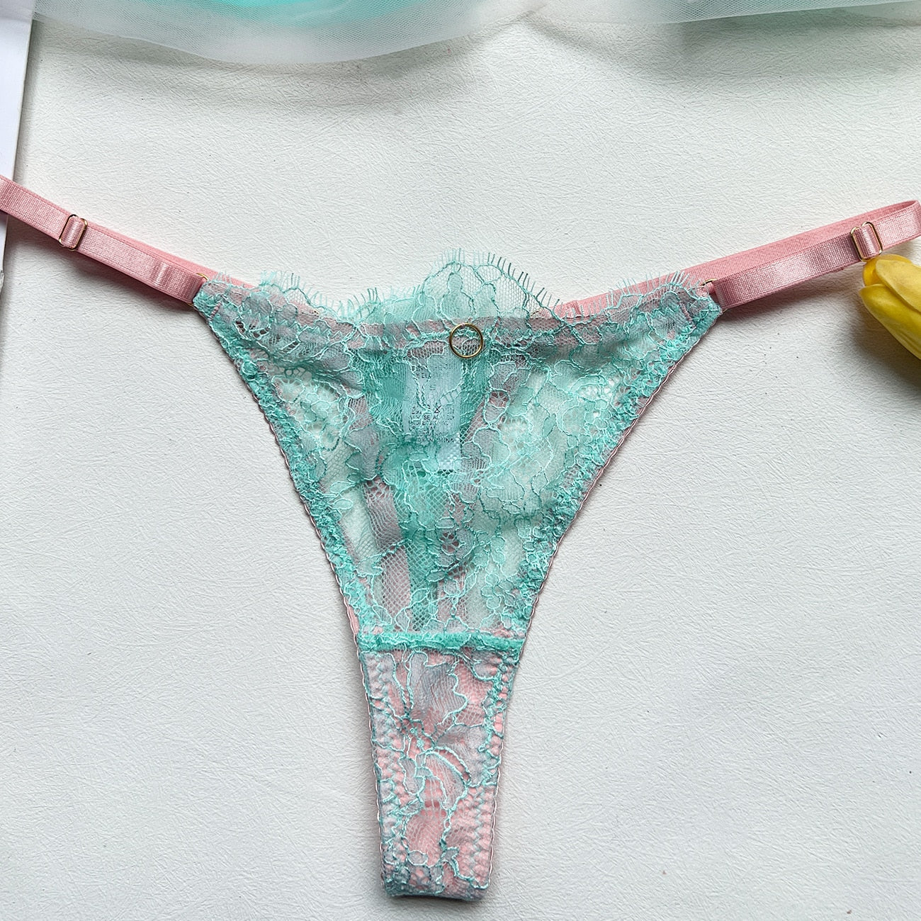 string en dentelle bleu