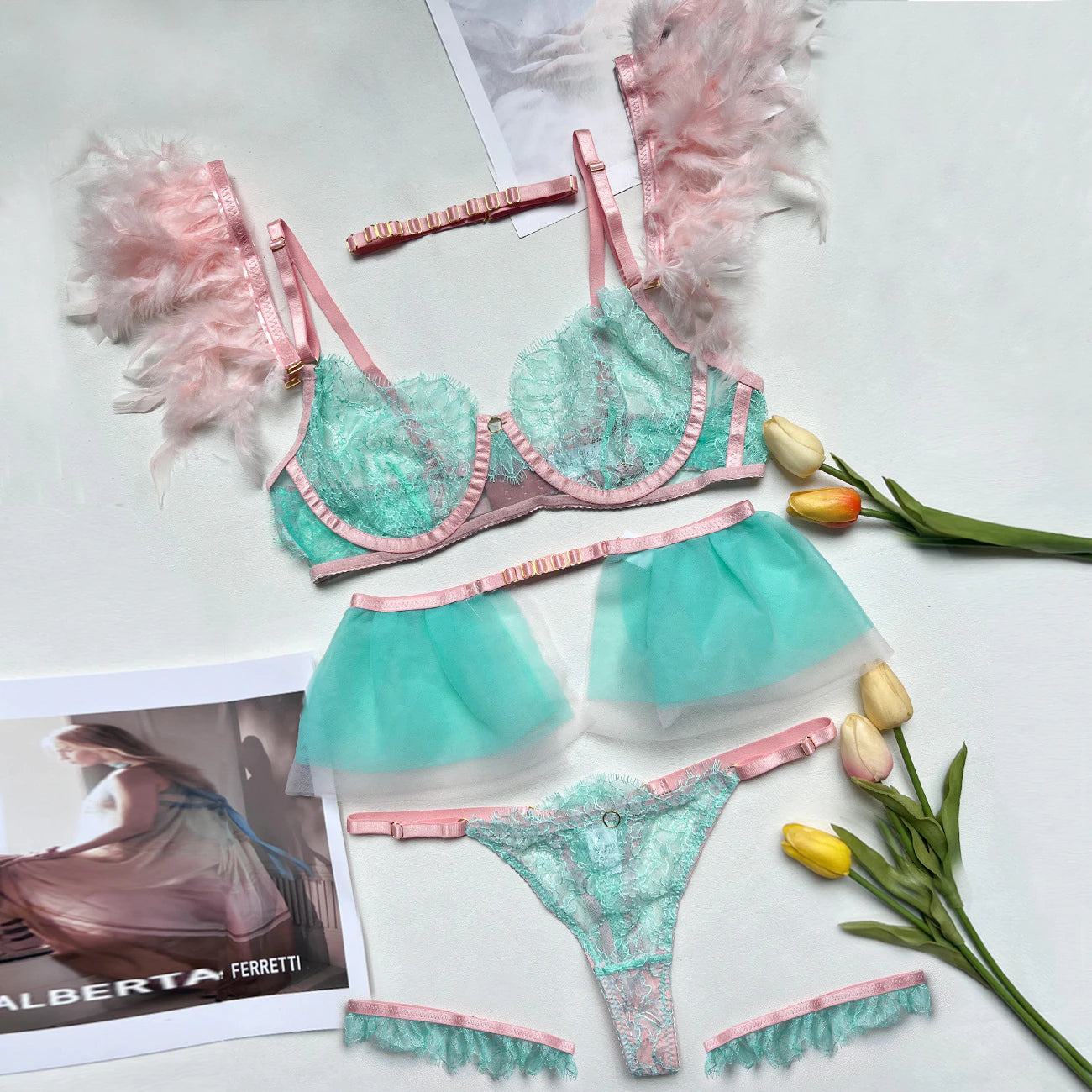 lingerie coquine bleue avec des plumes
