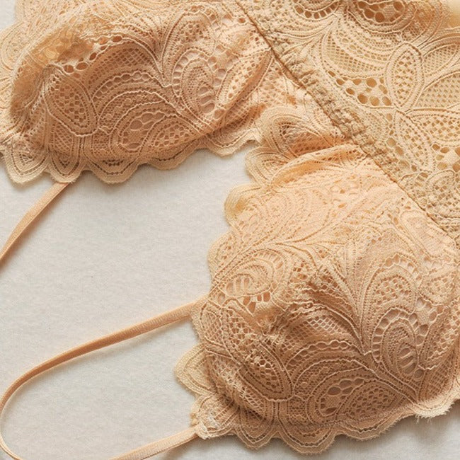 Décolleté d'un bustier en dentelle beige sans attache