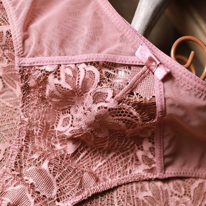 Dentelle d'une culotte rose watsunder