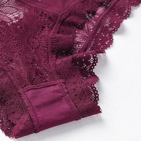 Doublure en coton d'un tanga en dentelle bordeaux