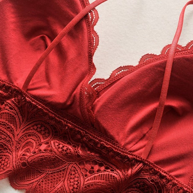 Décolleté d'un bustier en dentelle rouge sans attache