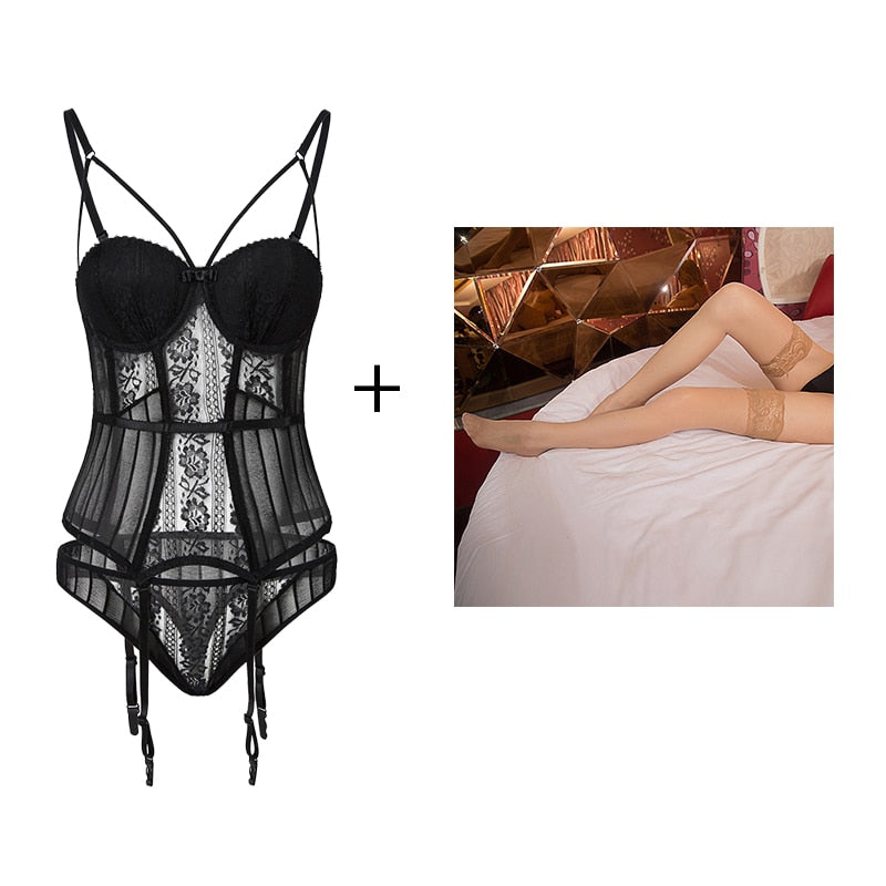 Lingerie luxe féminine avec corset en dentelle, string et bas beige