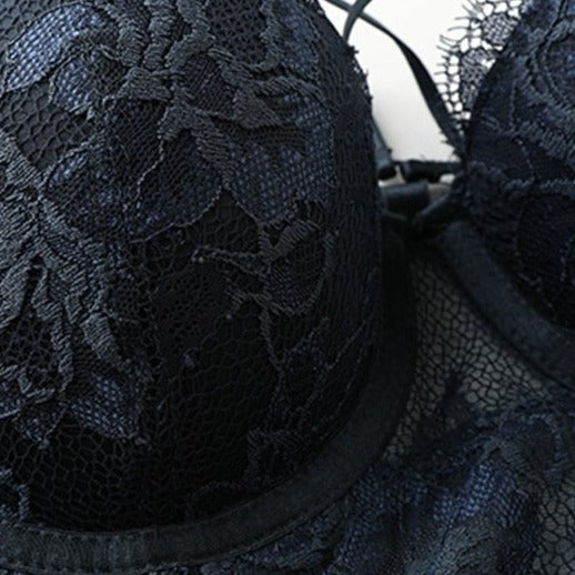 Bonnet avec armature d'un soutien-gorge en dentelle noire