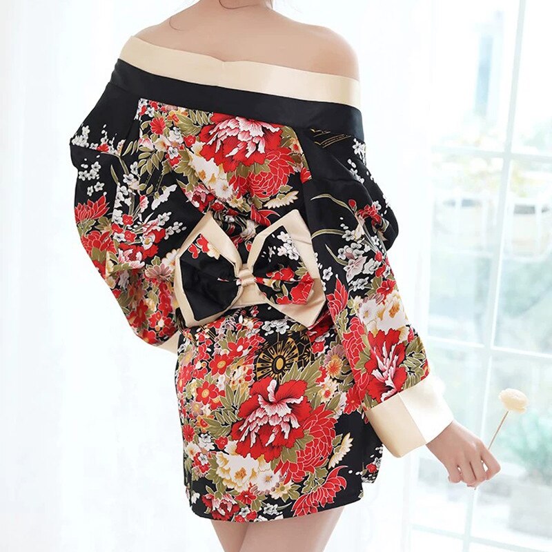 Robe de nuit kimono avec des déorations florales et un grand noeud à l'arrière