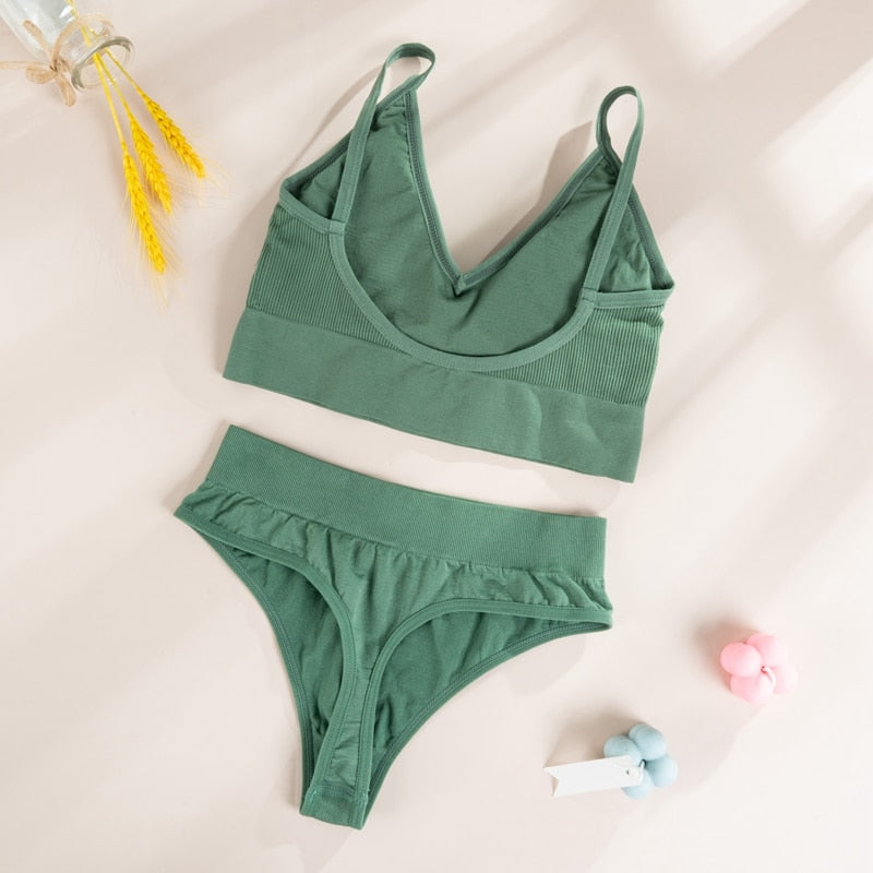 Ensemble de lingerie tendance vert avec bralette et tanga