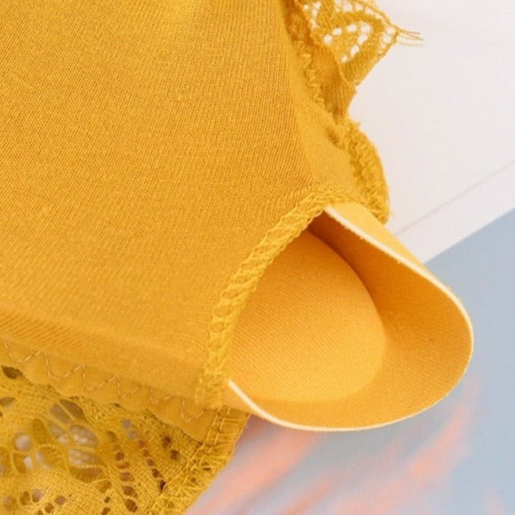 Coque sortie d'une bratette bustier en dentelle jaune