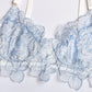Soutien-gorge bleu d'un ensemble porte-jarretelles en dentelle