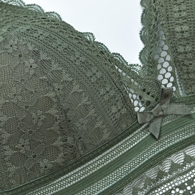 Décolleté d'une bralette verte en dentelle