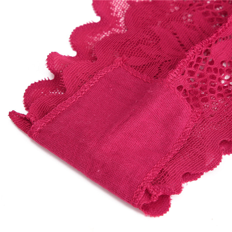 Doublure en coton d'un string en dentelle florale rouge pour femme