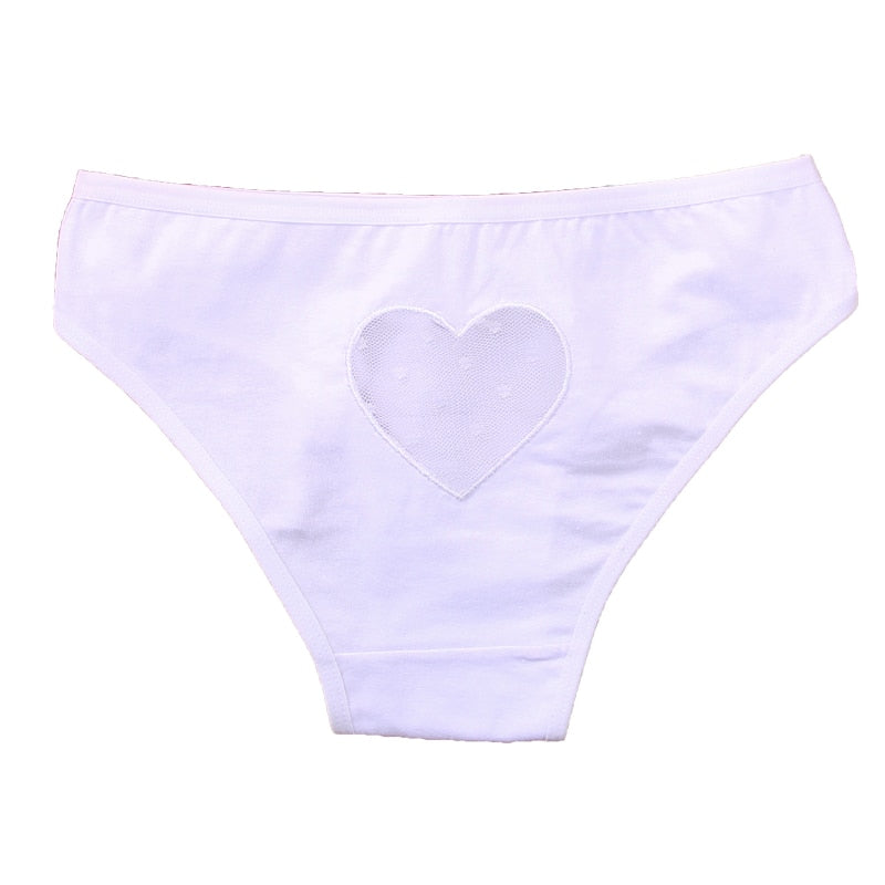 Slip blanc taille basse avec un petit coeur brodé en tulle