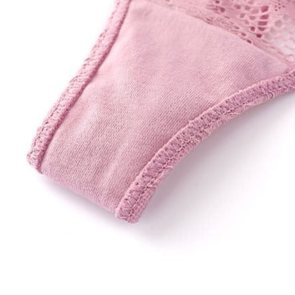 Doublure coton d'un string en dentelle rose