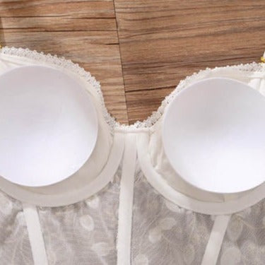 Coques rembourrés d'un snsemble de lingerie tulle et fleurs blanc