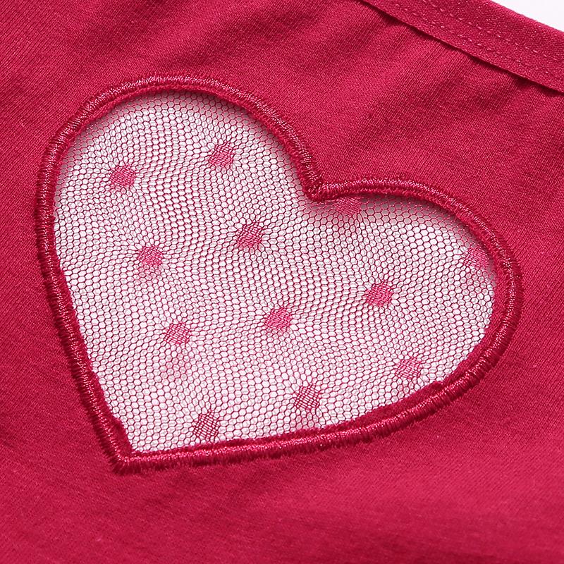 Coeur brodé en tulle rouge sur un slip pour femme