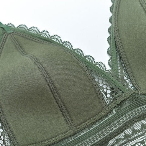 Bonnet rembourré d'une bralette verte en dentelle