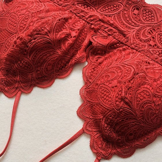 Décolleté d'un bustier rouge en dentelle