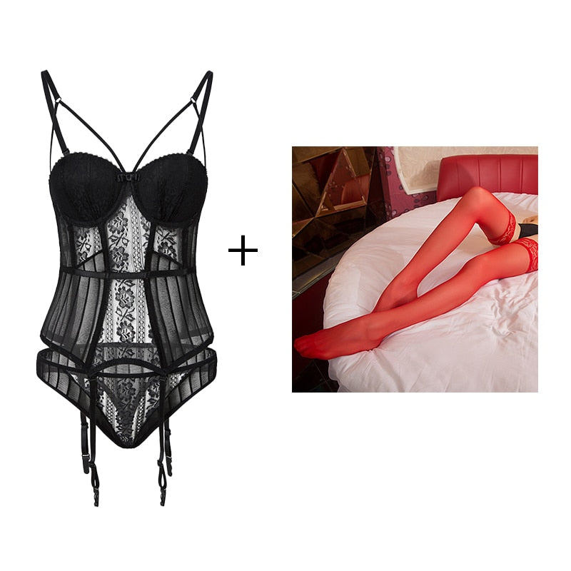 Petite tenue sexy, corset, string en dentelle et bas rouges