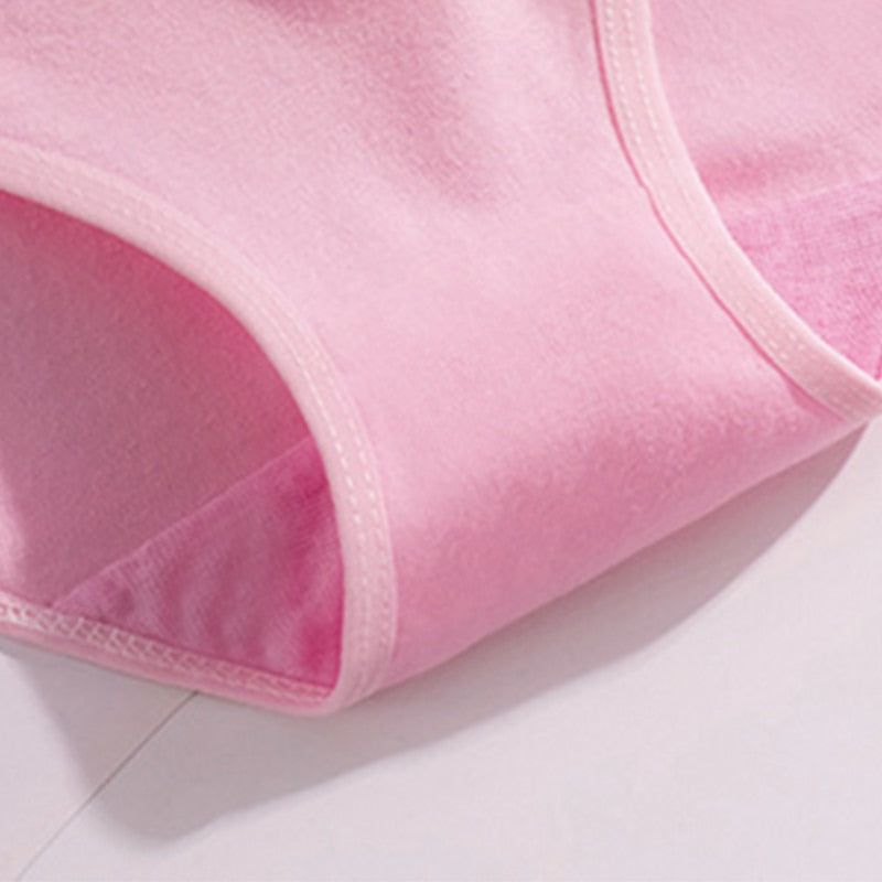 Tissu d'une petite culotte rose en coton pour femme