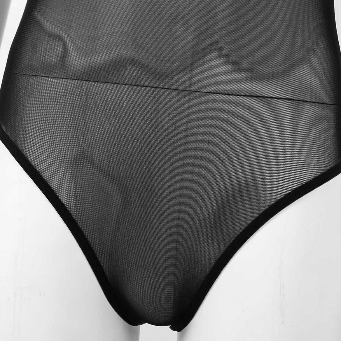 Maille d'un body en tulle noir transparent pour femme