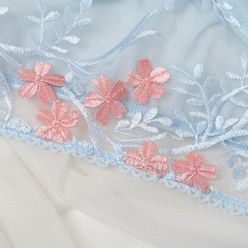 Dentelle bleu à fleurs rose d'un ensemble floral bustier et string