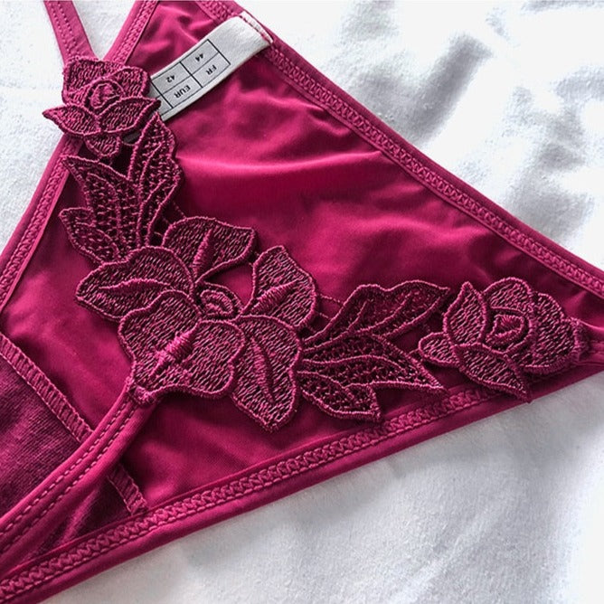 Guipure florale bordeaux d'un string sexy