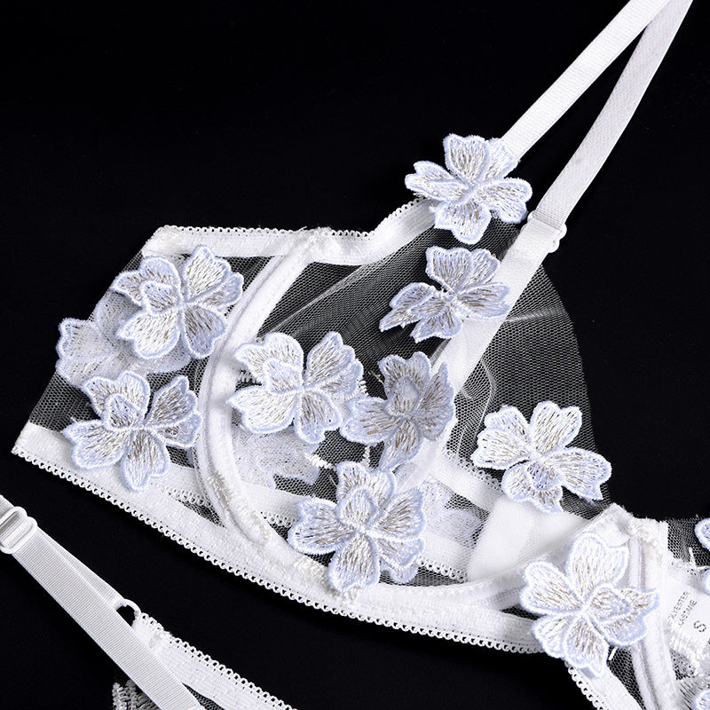 Tulle blanche d'un soutien-gorge érotique à motifs floraux