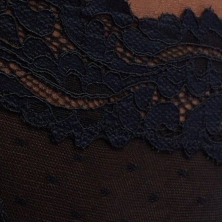 Dentelle d'un string sexy à pois