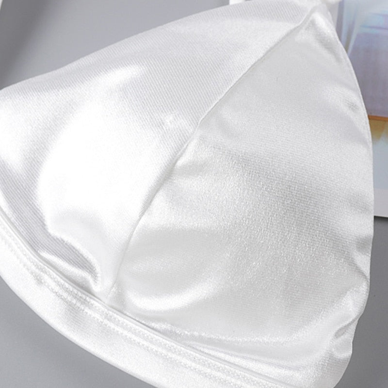 Bonnet d'un soutien-gorge blanc satin sans armature