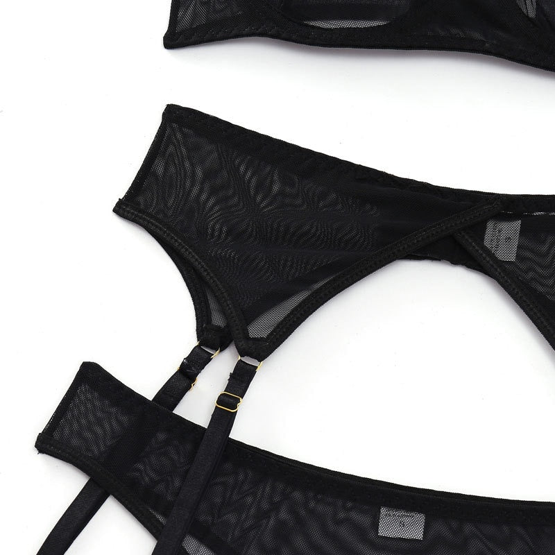 Porte-jarretelle noir d'un ensemble de lingerie érotique 4 pièces