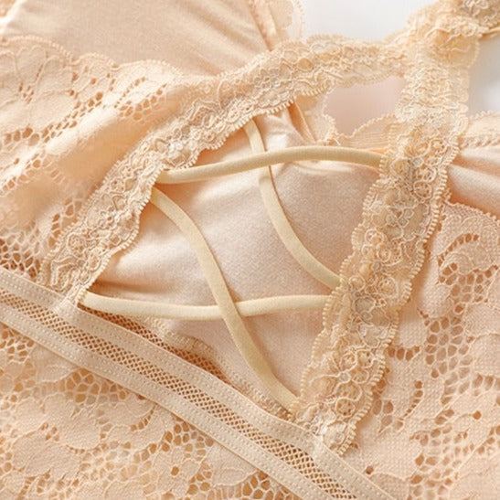 Croisillons au dos d'une bralette beige en dentelle pour femme