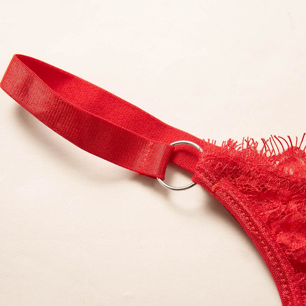 élastique d'un string en dentelle rouge