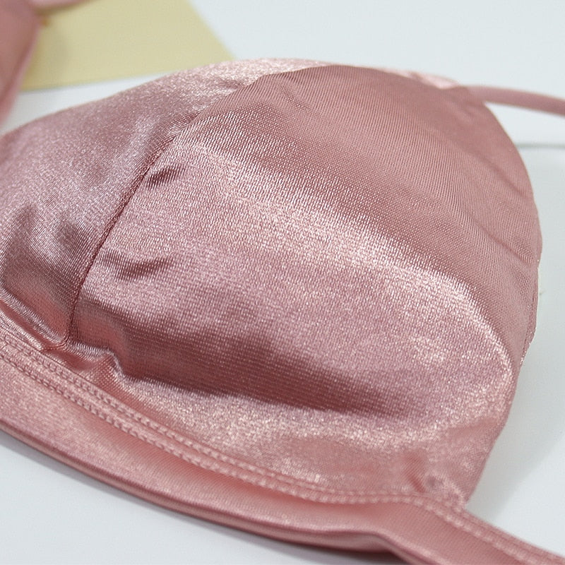 Bonnet d'un soutien-gorge rose satin sans armature