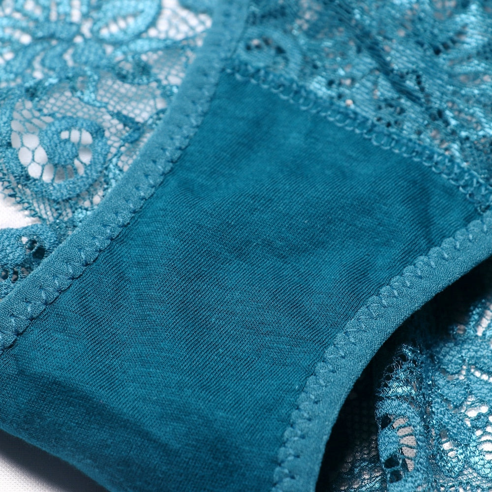 Doublure en coton d'une culotte en dentelle bleue pour femme