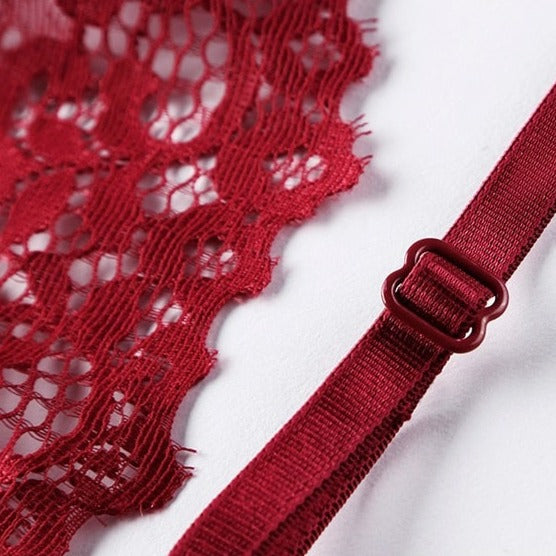 Bretelle d'un soutien gorge bordeaux en dentelle