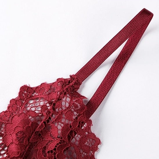 Bretelle d'un soutien gorge en dentelle bordeaux