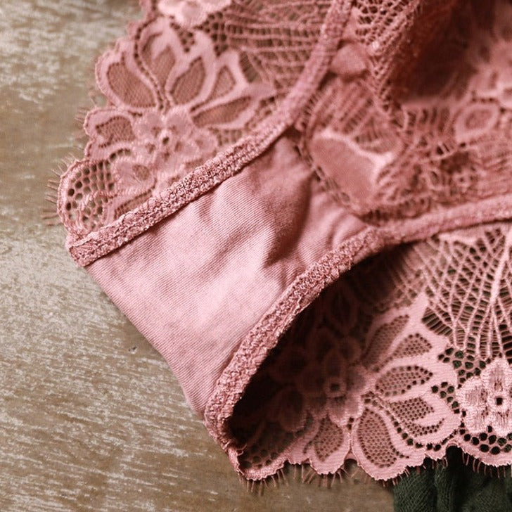 Doublure coton d'une culotte rose en dentelle