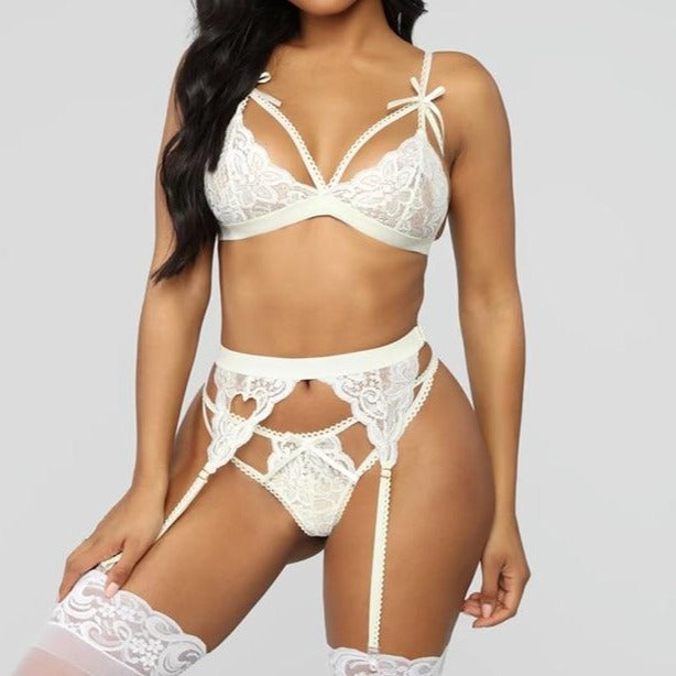 Ensemble de lingerie érotique dentelle et jarretelles blanc avec petits coeurs