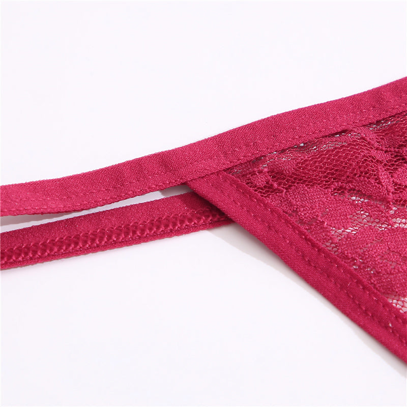 Élastique d'un string rouge en dentelle pour femme